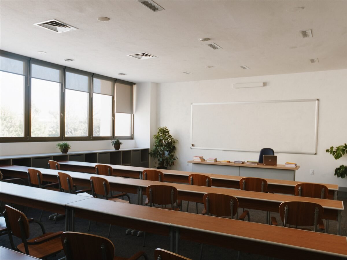 قاعة تدريب حديثة تمثّل بيئة التدريب في منظمة رياض النجاح